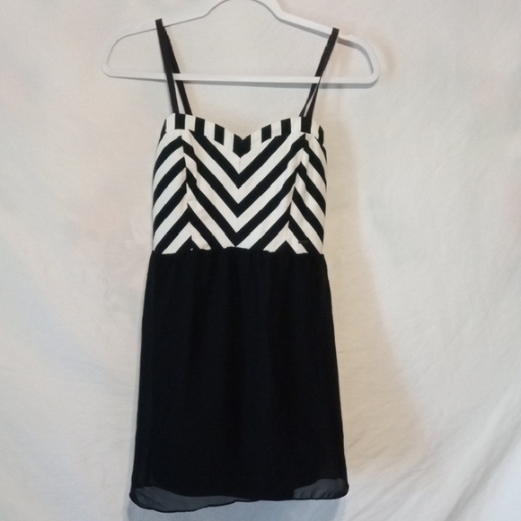VOLCOM  Stylish Black and White Striped Dress - Picture 1 of 5